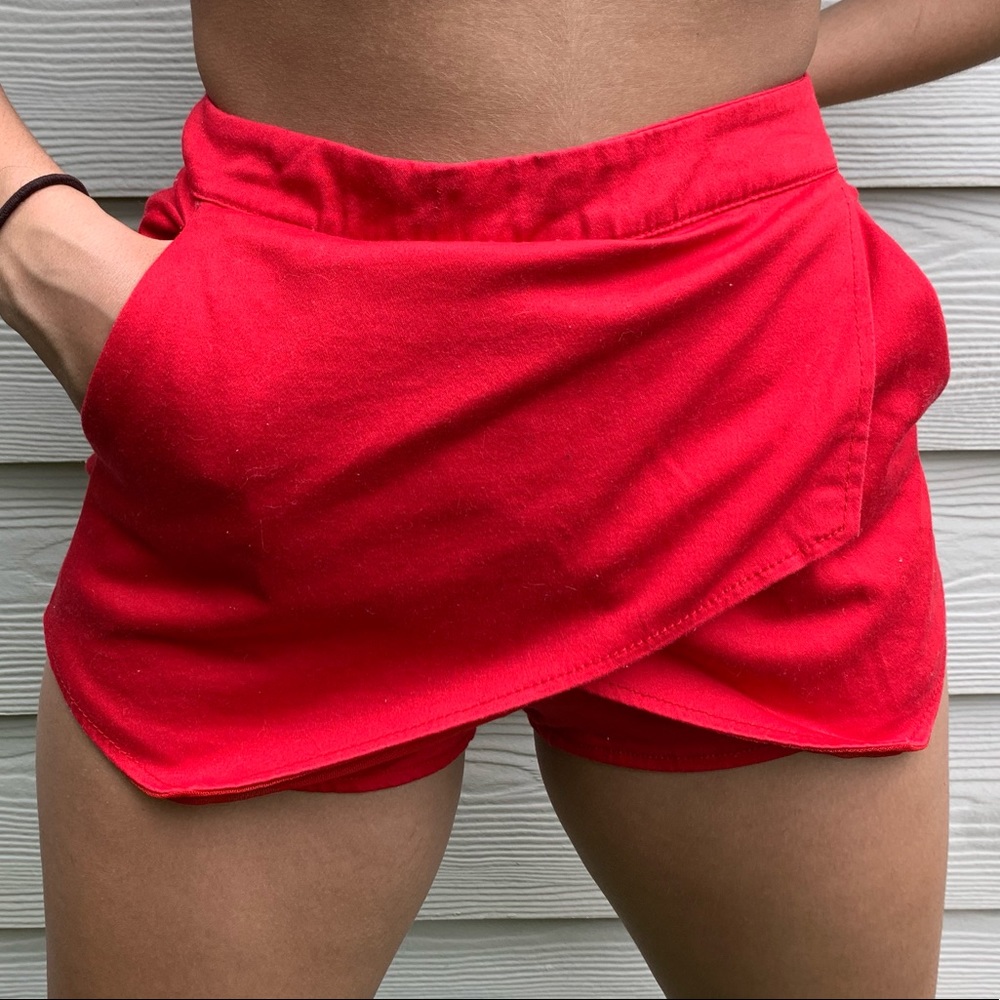 RED SKORT
